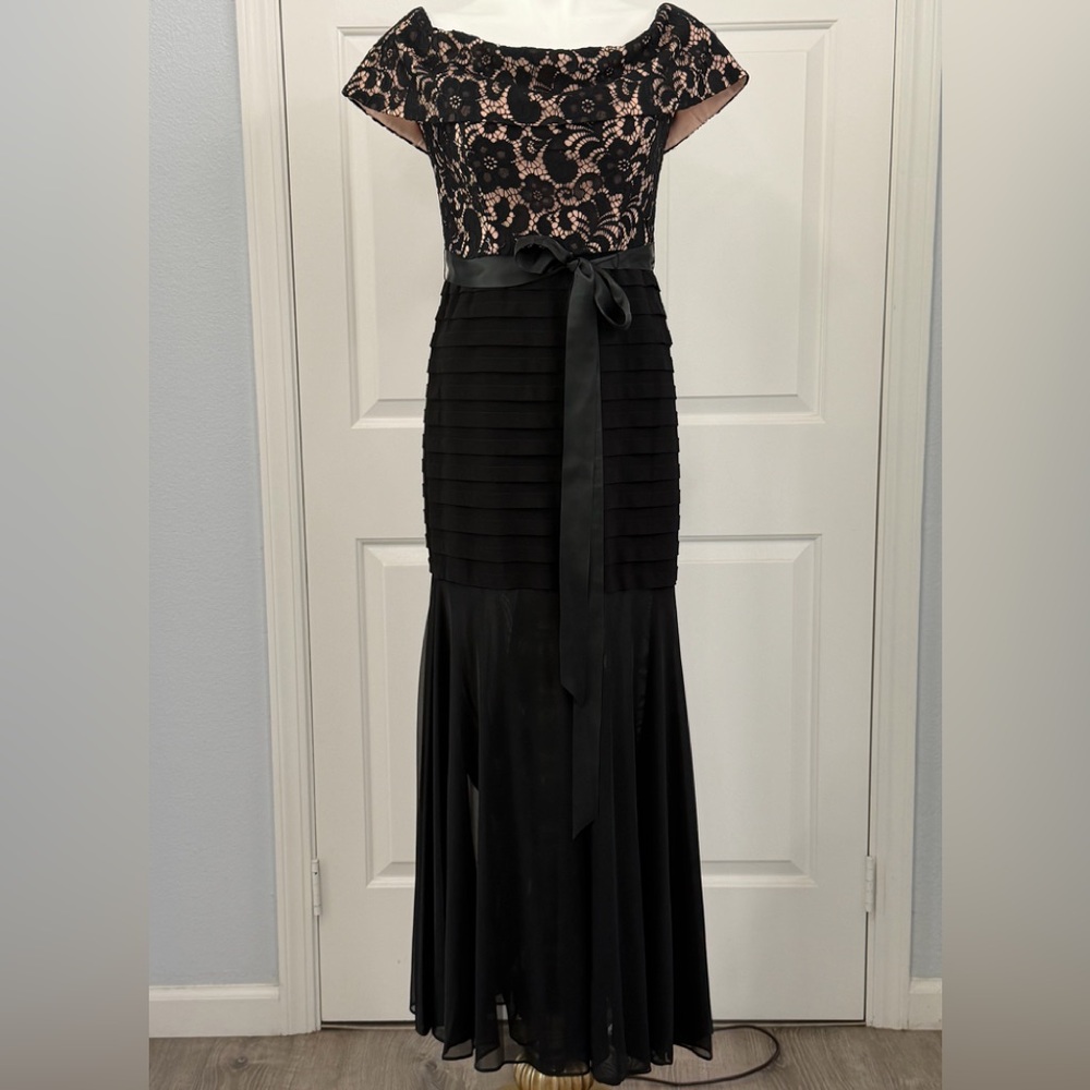 B&A by Betsey & Adam Size 6P Black and Nude Lace Evening Gown Formal Dress